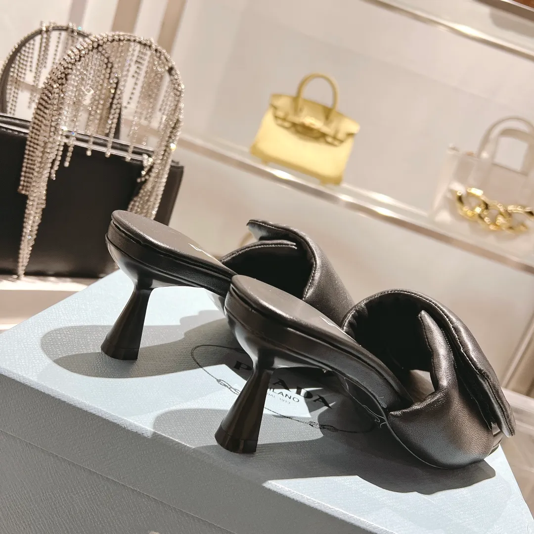 👟👟Ex-factory price 460👟👟 New hot model 🔥 🔥 🔥 4046SS Prada mid-heeled slippers. PRADA top version, original last, one-to-one zero-distance creation! Use the best materials to create the best shoes! Fabric: Imported sheepskin fabric Lining: Imported sheepskin lining Outsole: Really big Italian leather sole! Heel height: 6.5cm Size: 35-39